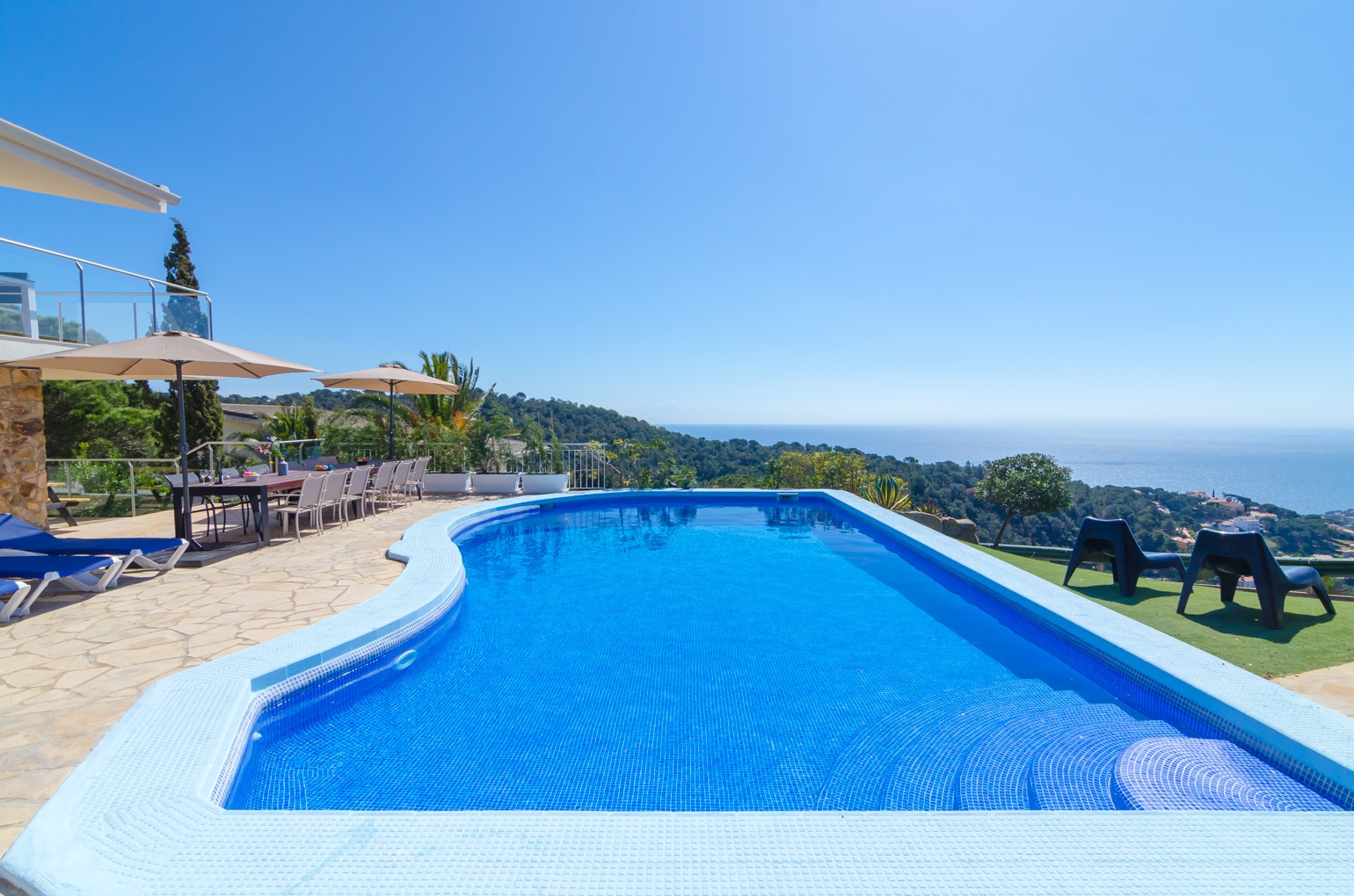 Holiday villa in Lloret de Mar with private pool, tennis court and seaview